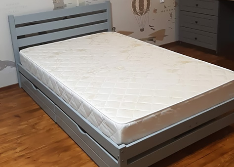 Кровать из массива березы серый
